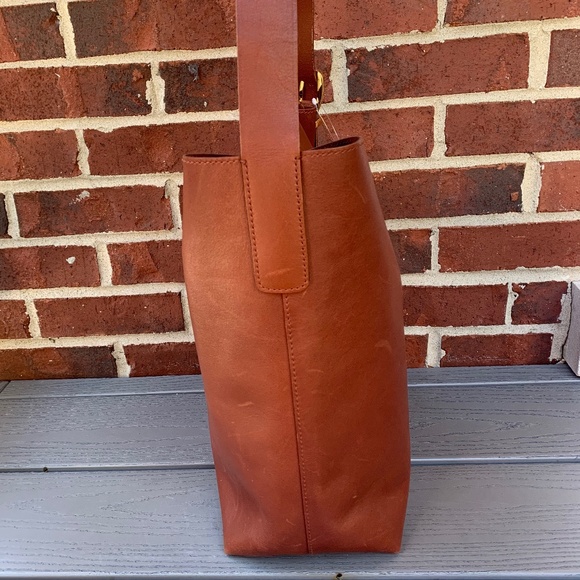 Madewell The Essential Bucket Tote - Picture 4 of 13